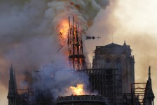 حريق كاتدرائية نوتردام يثير صدمة في فرنسا والغرب
