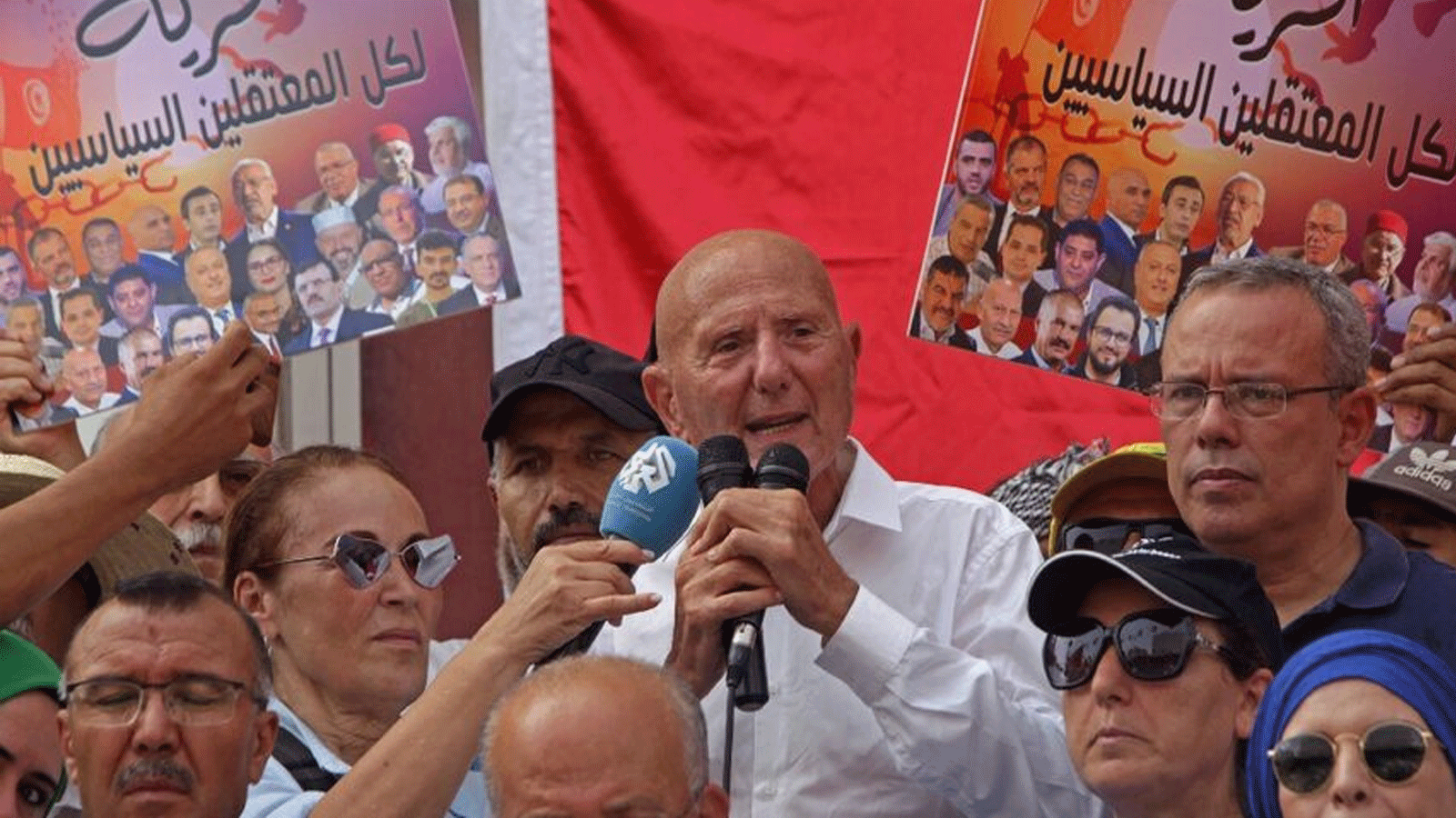 زعيم جبهة الإنقاذ الوطني التونسية المعارضة، أحمد نجيب الشابي، يُلقي كلمة في مسيرة بمناسبة الذكرى الثانية لانتزاع الرئيس قيس سعيد للسلطة