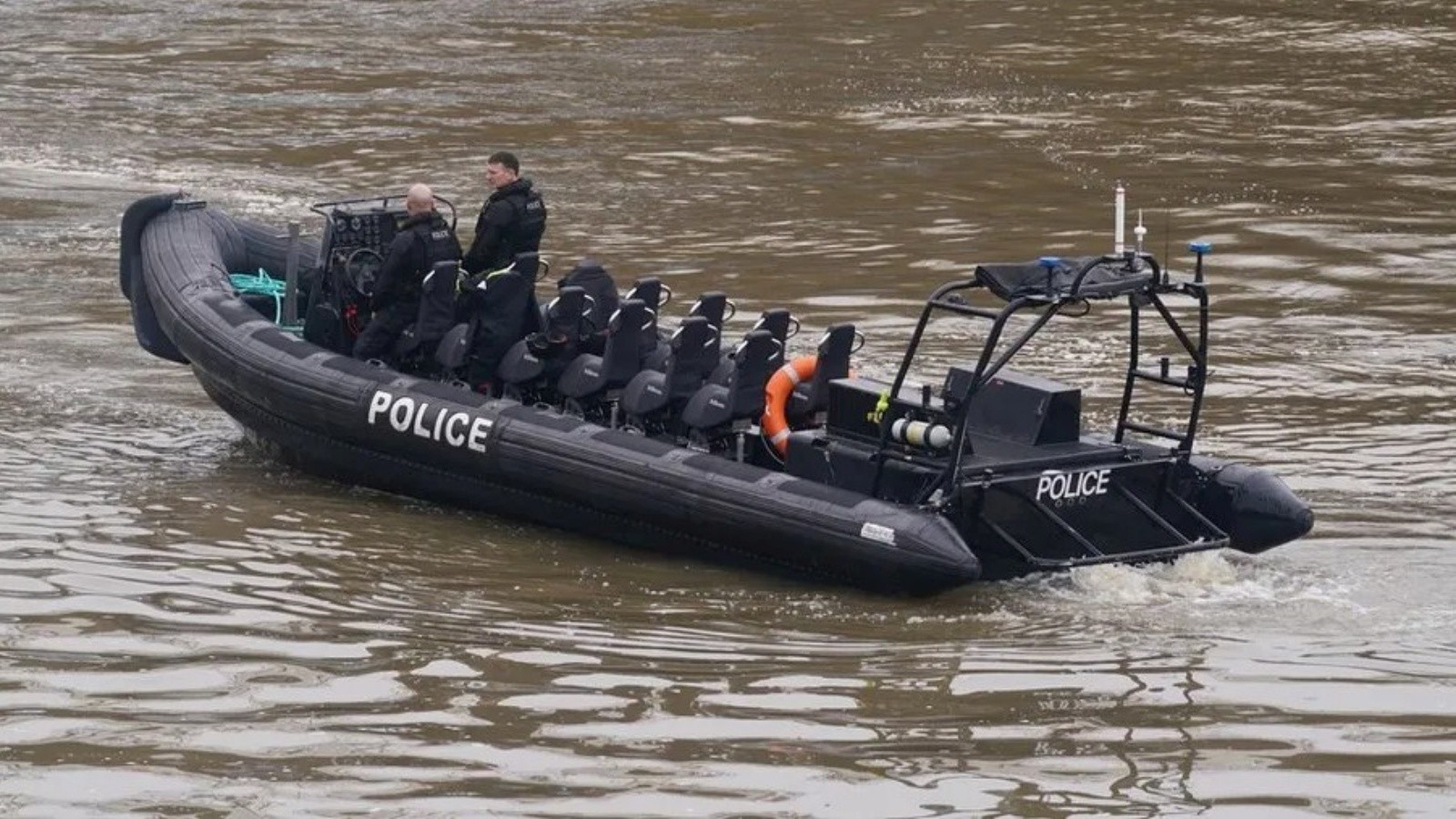 احد قوارب البحث عن مهاجم الكيميائي تقوم بالمهمة في نهر التيمز 