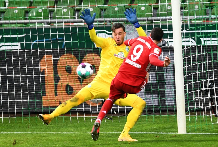 مهاجم بايرن ميونيخ الدولي البولندي روبرت ليفاندوفسكي لحظة تسجيله الهدف الثالث