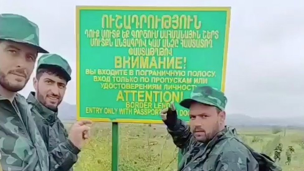 لقطة من فيديو تم بثه من قبل "وكالة أنباء جرابلس" السورية عن مرتزقة سوريين بالقرب من الحدود الأرمنية مع أذربيجان