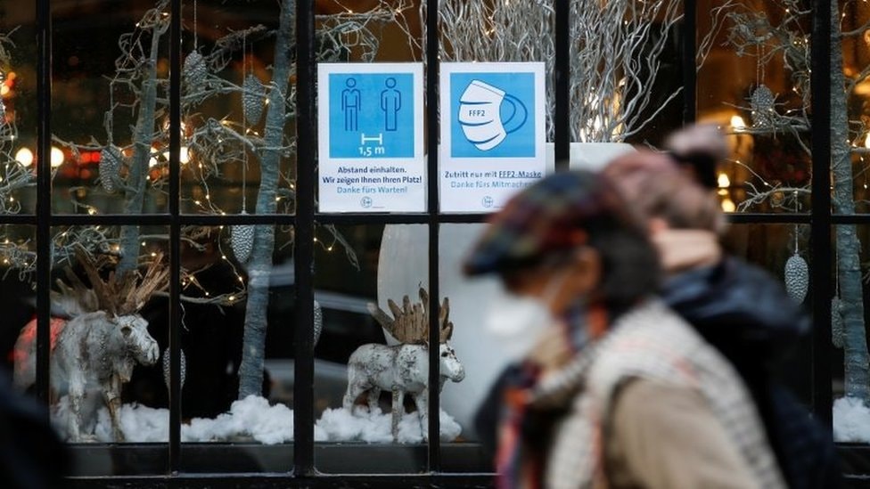 قال كلوغه إن تطبيق تدابير مثل ارتداء أقنعة الوجه يمكن أن يساعد على الفور