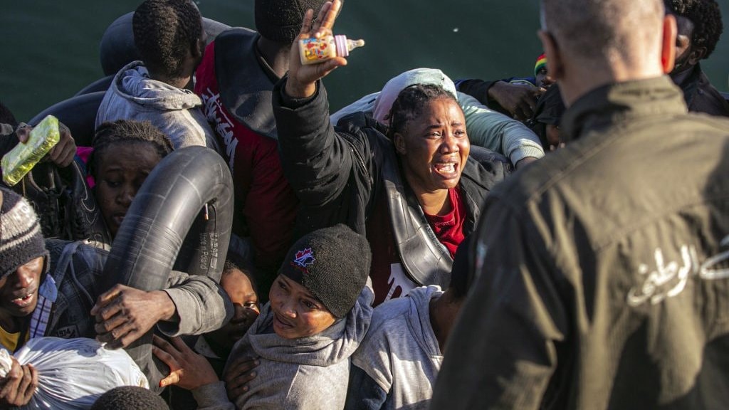 AFP خلال محاولة انقاذ مهاجرين في أكتوبر/ تشرين الأول الماضي على شاطئ صفاقس