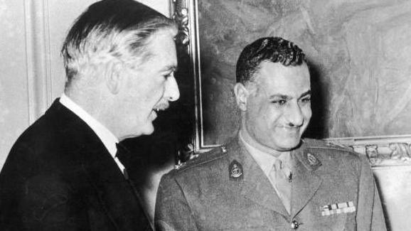 عبد الناصر ورئيس الوزراء البريطاني أنتوني إيدن في اجتماع بالقاهرة سنة 1955 قبل عام من أزمة السويس