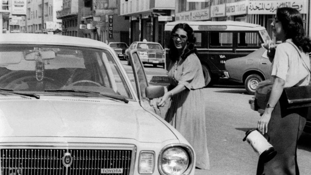 صورة التقطت في سبعينيات القرن الماضي لنساء في شوارع مدينة المنامة، عاصمة البحرين - Getty Images