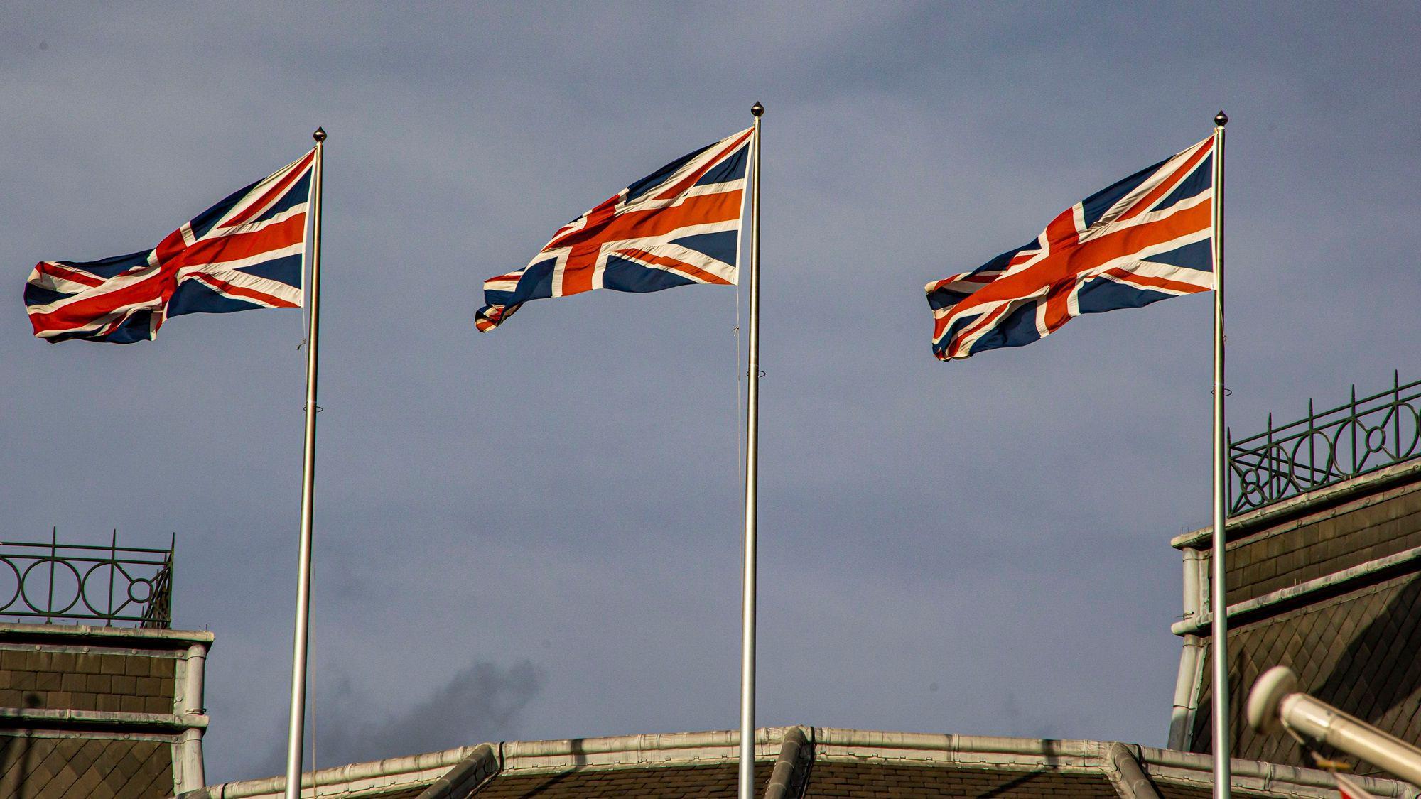 علم بريطانيا يرفرف في مدينة لندن، عاصمة المملكة المتحدة. هذا العلم، المعروف باسم 