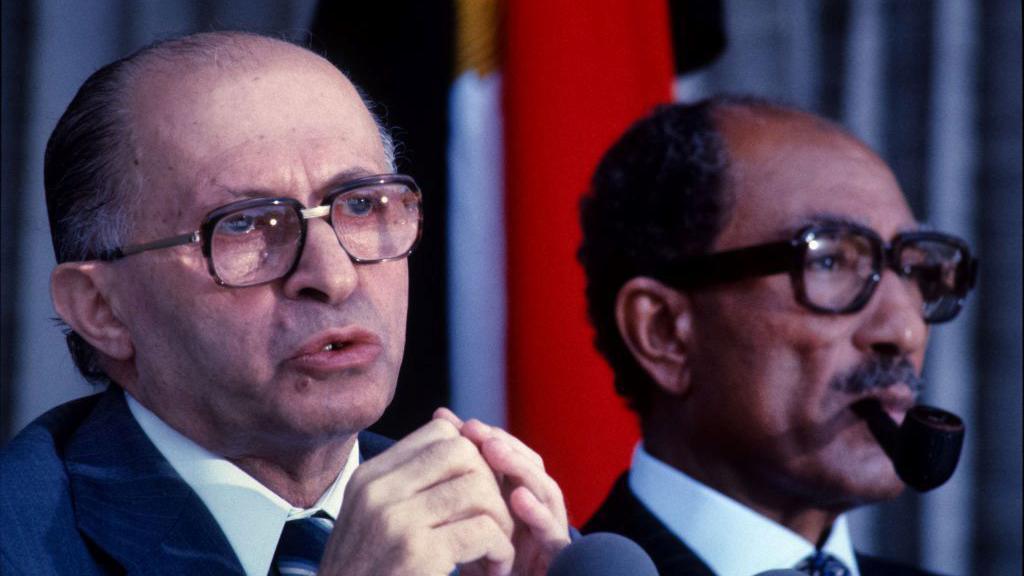 مناحم بيغن وقع مع أنور السادات اتفاقية كامب ديفيد في سبتمبر أيلول 1978 - Getty Images