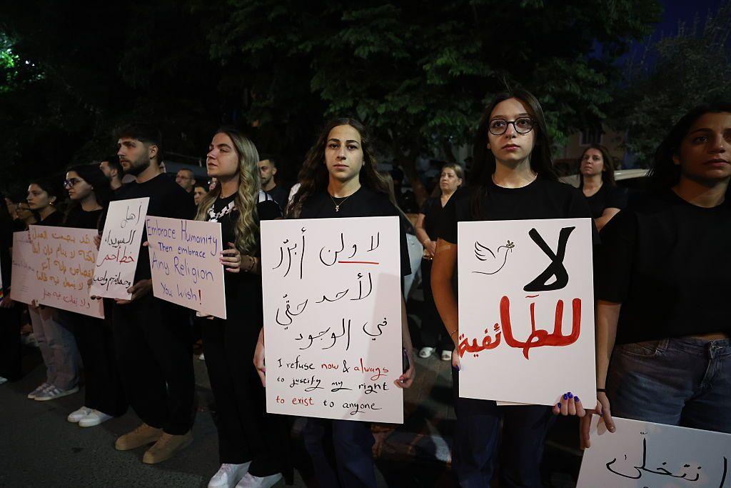 تجمع العشرات حاملين أعلامًا ولافتات تحمل رسائل دعم لأهالي السويداء، في مجدل شمس للمطالبة بإنهاء الاشتباكات بين العرب البدو وبعض الجماعات المسلحة الدرزية في مدينة السويداء في 19 يوليو/تموز 2025 - Getty Images