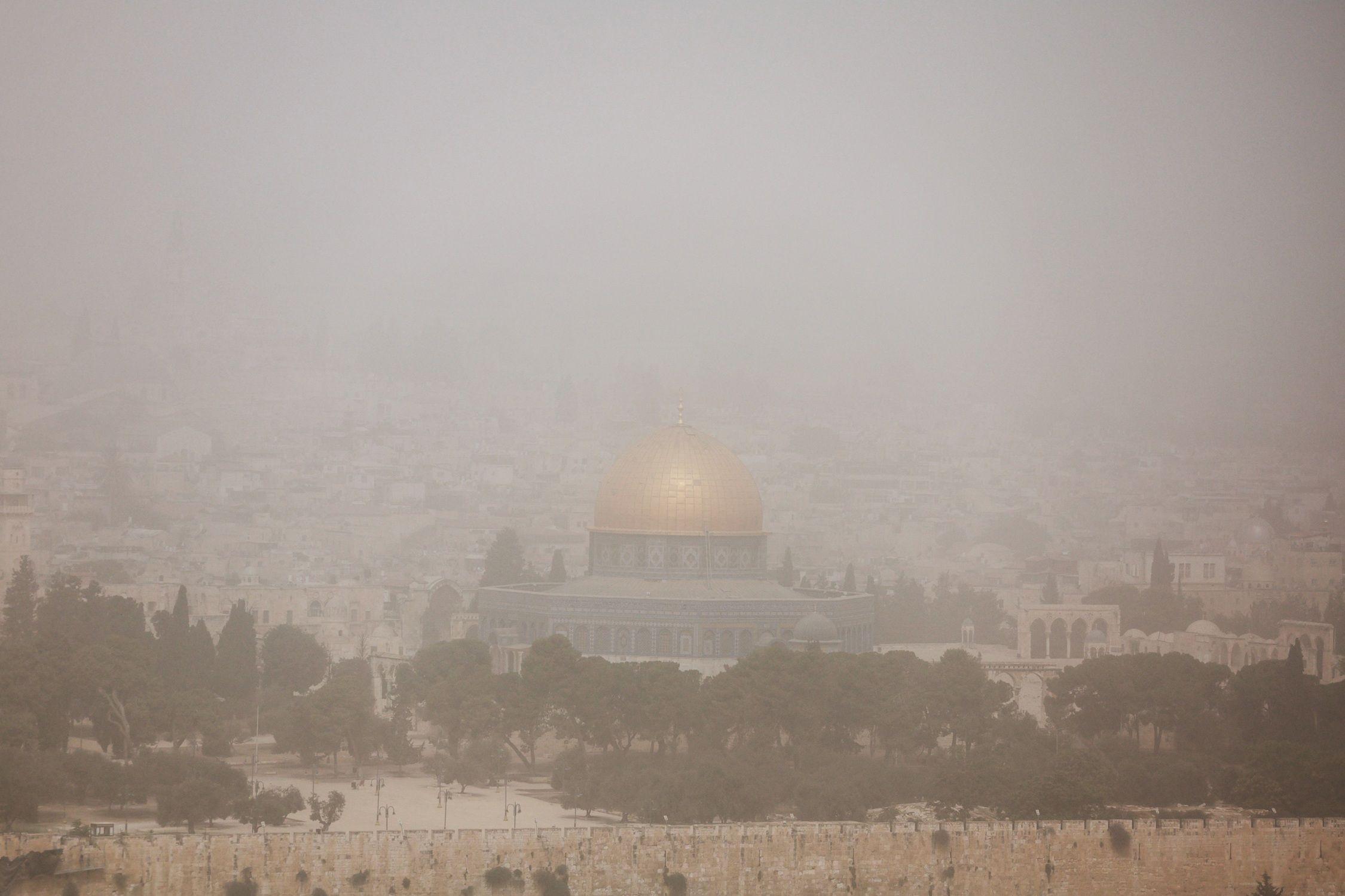 المسجد الأقصى، خلال عاصفة ترابية في 11 أغسطس 2025. - Reuters