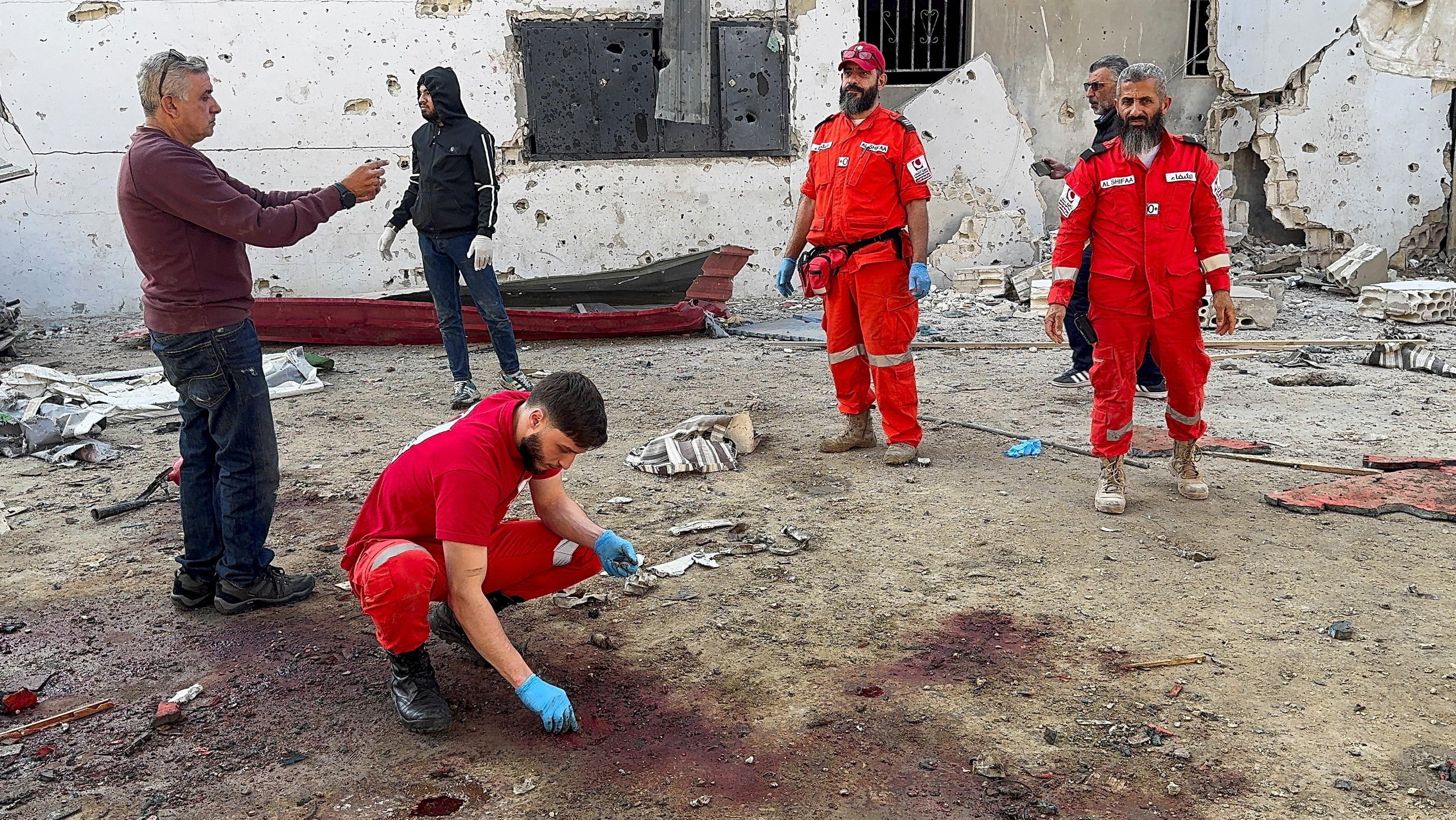 تجمع مسعفون وأشخاص في موقع الغارة الإسرائيلية التي أودت بحياة عدة أشخاص مساء أمس، وفقاً لوزارة الصحة اللبنانية، داخل مخيم عين الحلوة للاجئين الفلسطينيين في مدينة صيدا الجنوبية. - Reuters