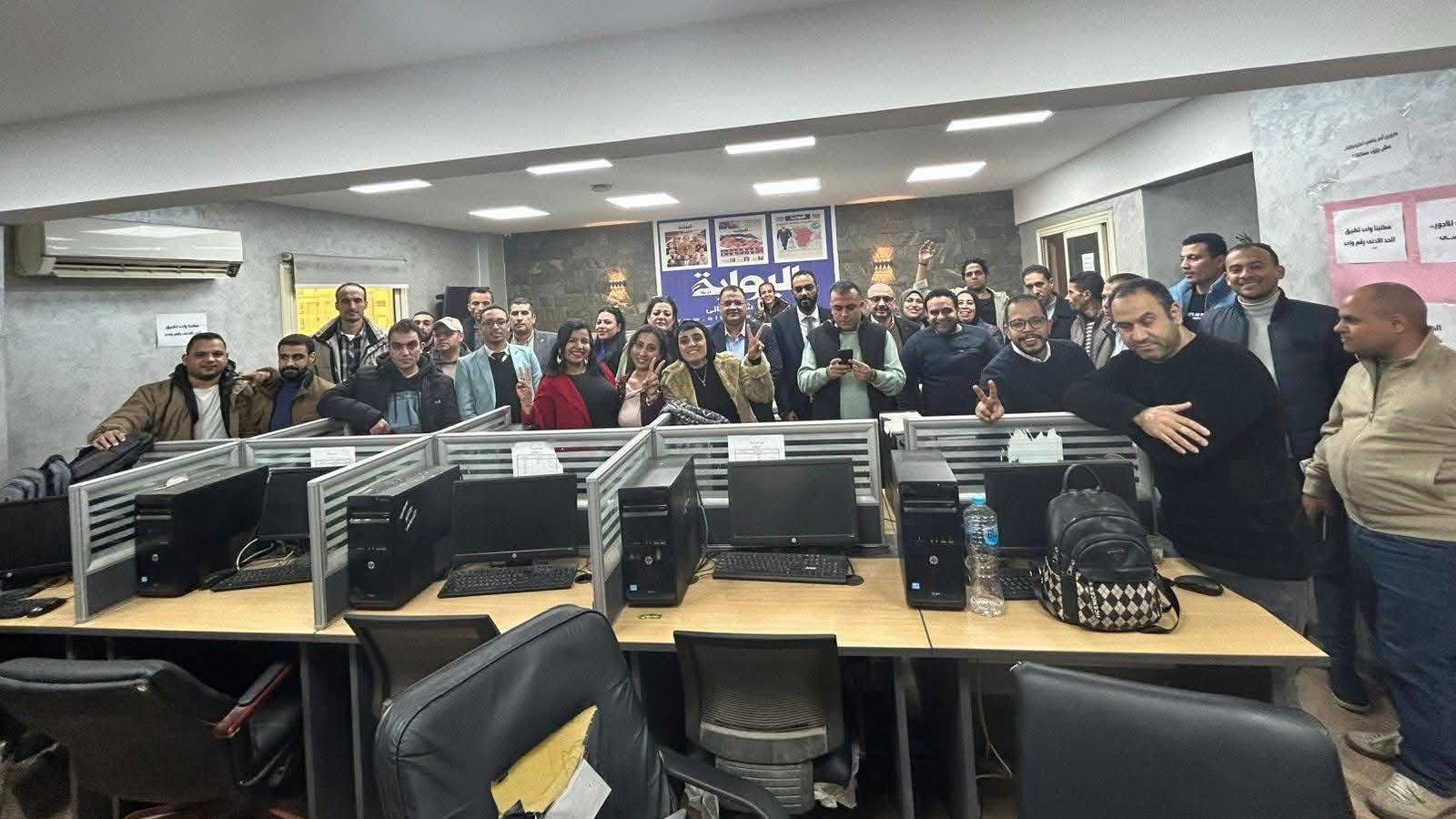 جانبٌ من اعتصام صحفيي جريدة البوابة نيوز. - BBC