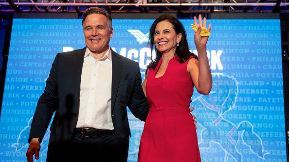 دينا وزوجها السيناتور الجمهوري ديف ماكورميك يحيان أنصاره بعد فوزه في انتخابات مجلس الشيوخ الأمريكي 2024 - Bloomberg via Getty Images