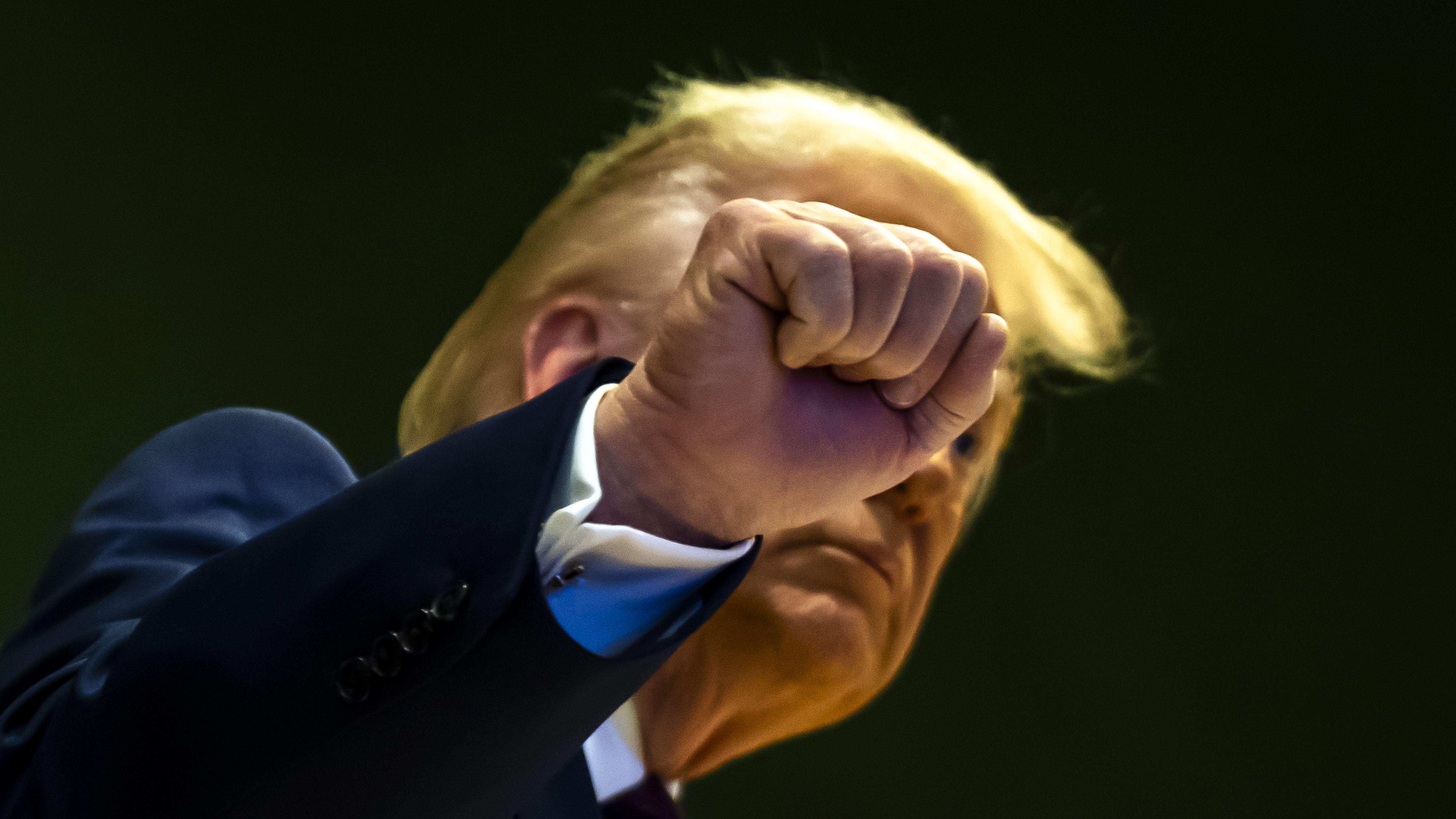 الرئيس الأمريكي دونالد ترامب يرفع قبضته في دافوس في سويسرا - EPA