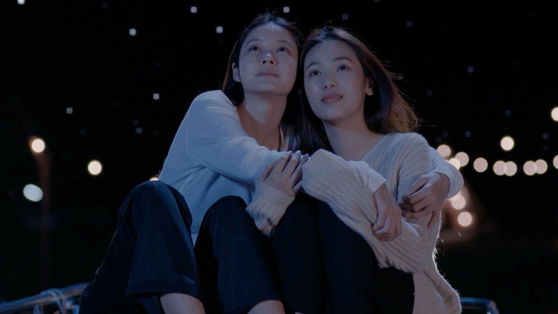 تتعانق الممثلتان تيبناري 