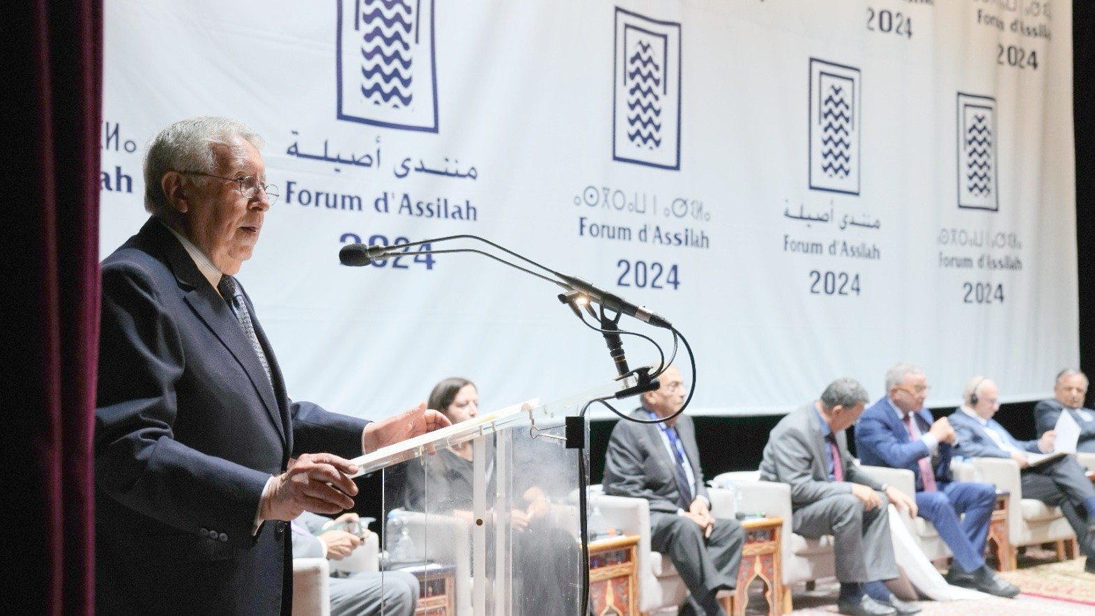 الراحل محمد بن عيسى يتحدث في الجلسة الافتتاحية لموسم اصيلة الثقافي الدولي 