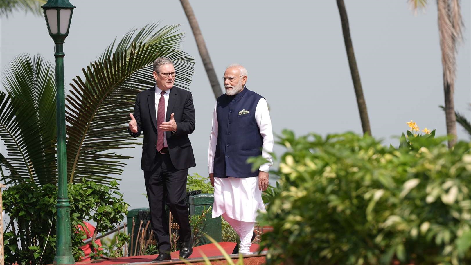 رئيس وزراء الهند ناريندرا مودي ونظيره البريطاني كير ستارمر