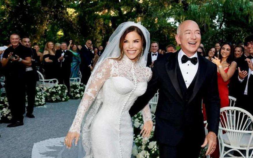 جيف بيزوس ولورين سانشيز - Instagram/Reuters