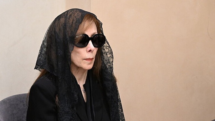 الفنانة اللبنانية فيروز في ظهرها الأخير خلال تلقي عزاء ابنها زياد الرحباني