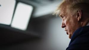 ترمب يُقيل مسؤولًا في الاستخبارات لعب دورًا في اتهامه