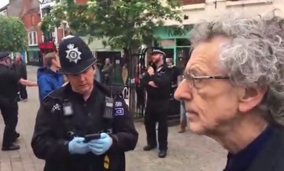 جانب من الاحتجاجات ضد الاغلاق في سومرست ويبدو بيرس كوربين 