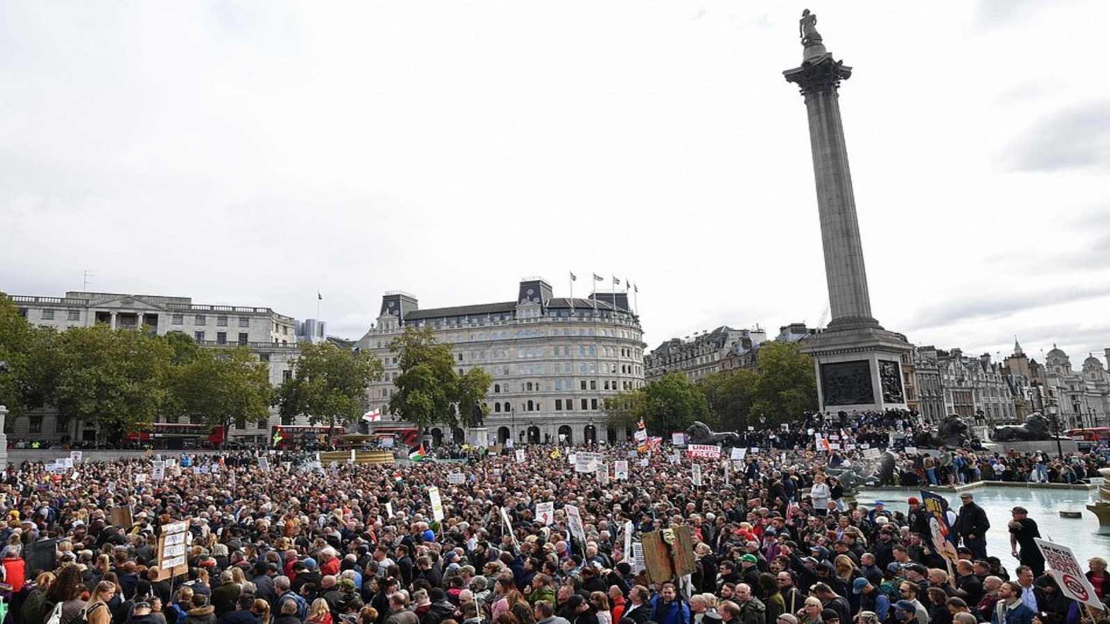 جانب من الاحتجاج في ميدان الطرف الأغر يوم السبت في لندن (أ ف ب)