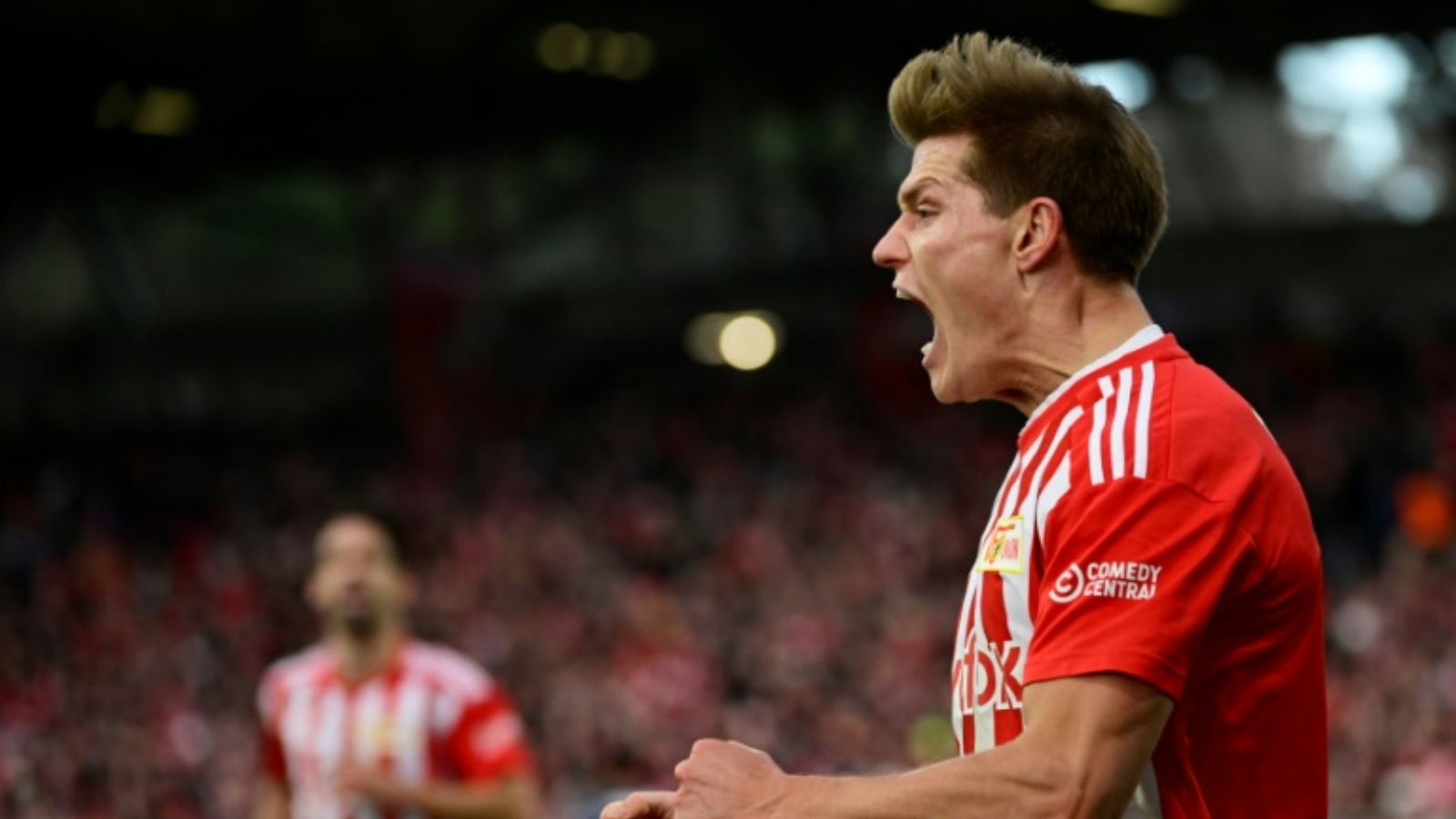 مهاجم أونيون برلين كيفين بيهرنز يحتفل بهزه شباك ماينتس (2-1) في الدوري الالماني في الرابع من فبراير 2023.