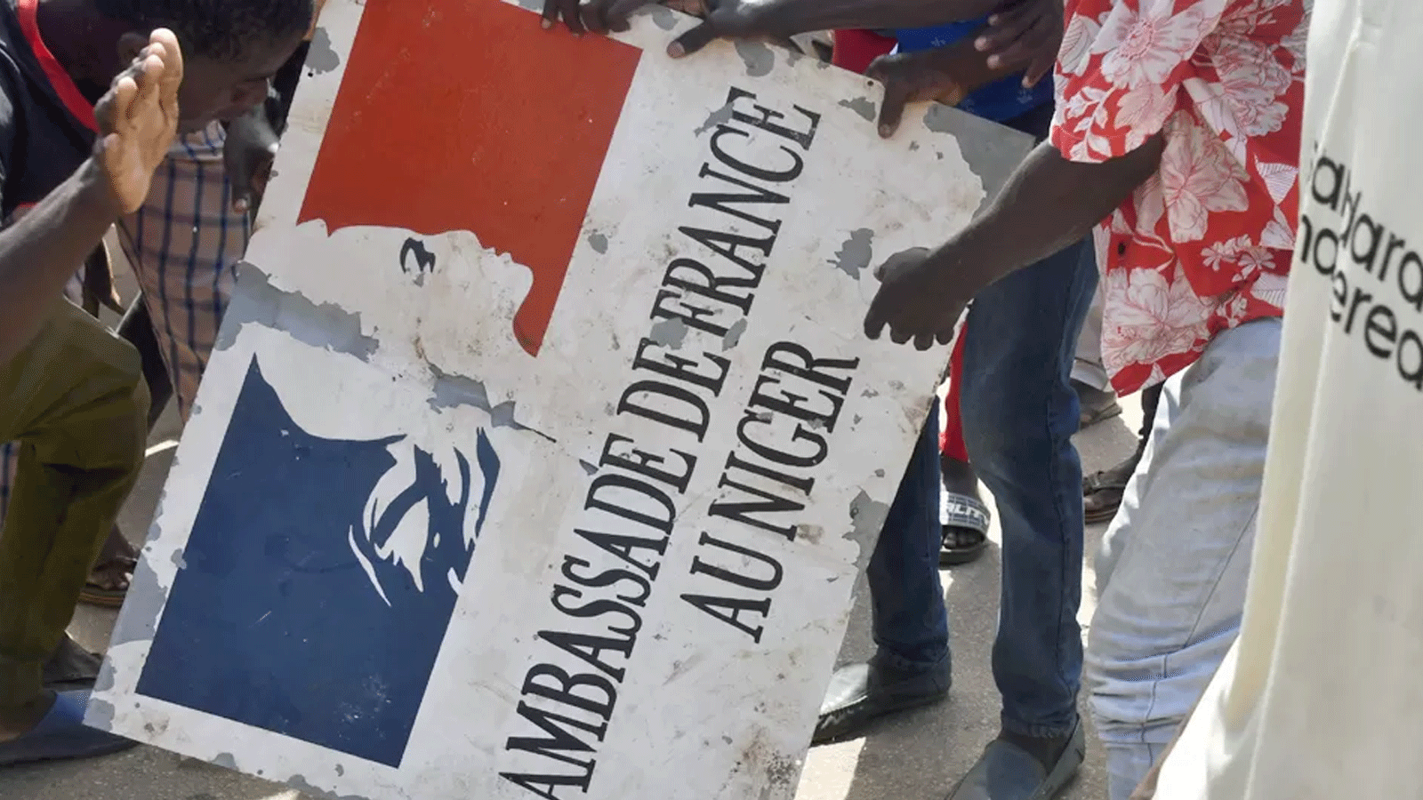 متظاهرون هتفوا امام السفارة الفرنسية يوم أمس الاحد "تحيا روسيا" و "تسقط فرنسا"