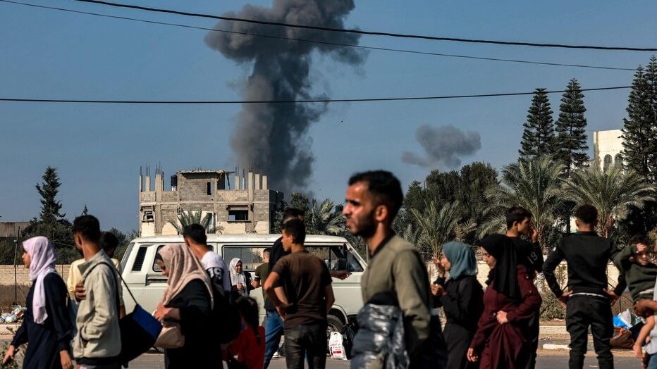 المدنيون يسيرون نحو شمال قطاع غزة في 9 نوفمبر 2023 بعيدًا عن المعارك في شمال القطاع