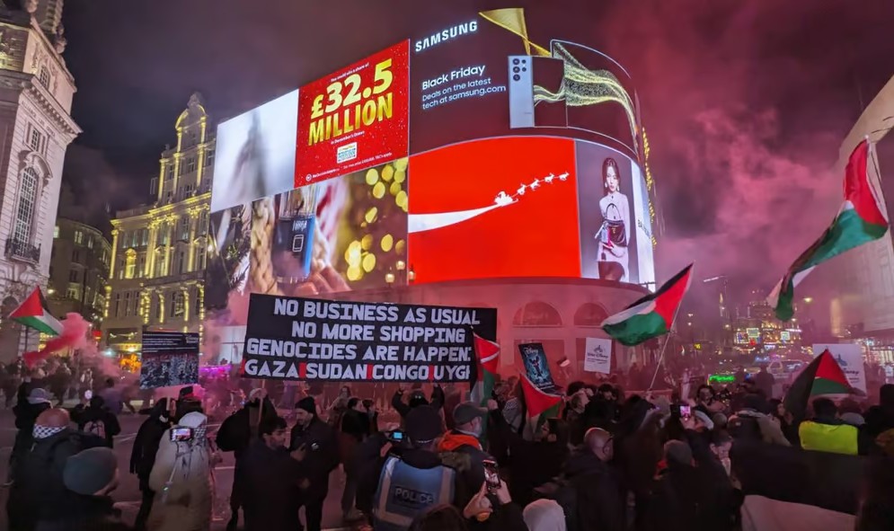 جانب من تجمع منظمة (تمرد الشباب) في قلب لندن السبت