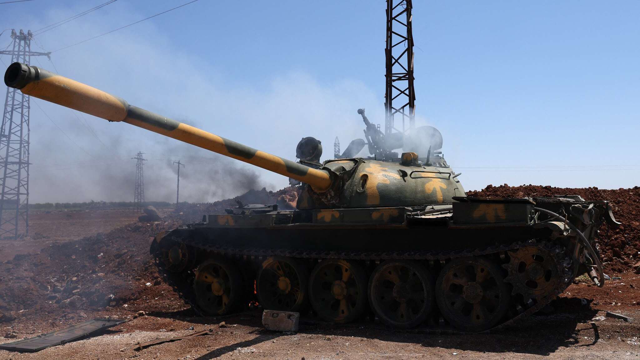 دبابة مشتعلة في منطقة المزرعة قرب السويداء، جنوب سوريا – 14 تموز (يوليو) 2025 