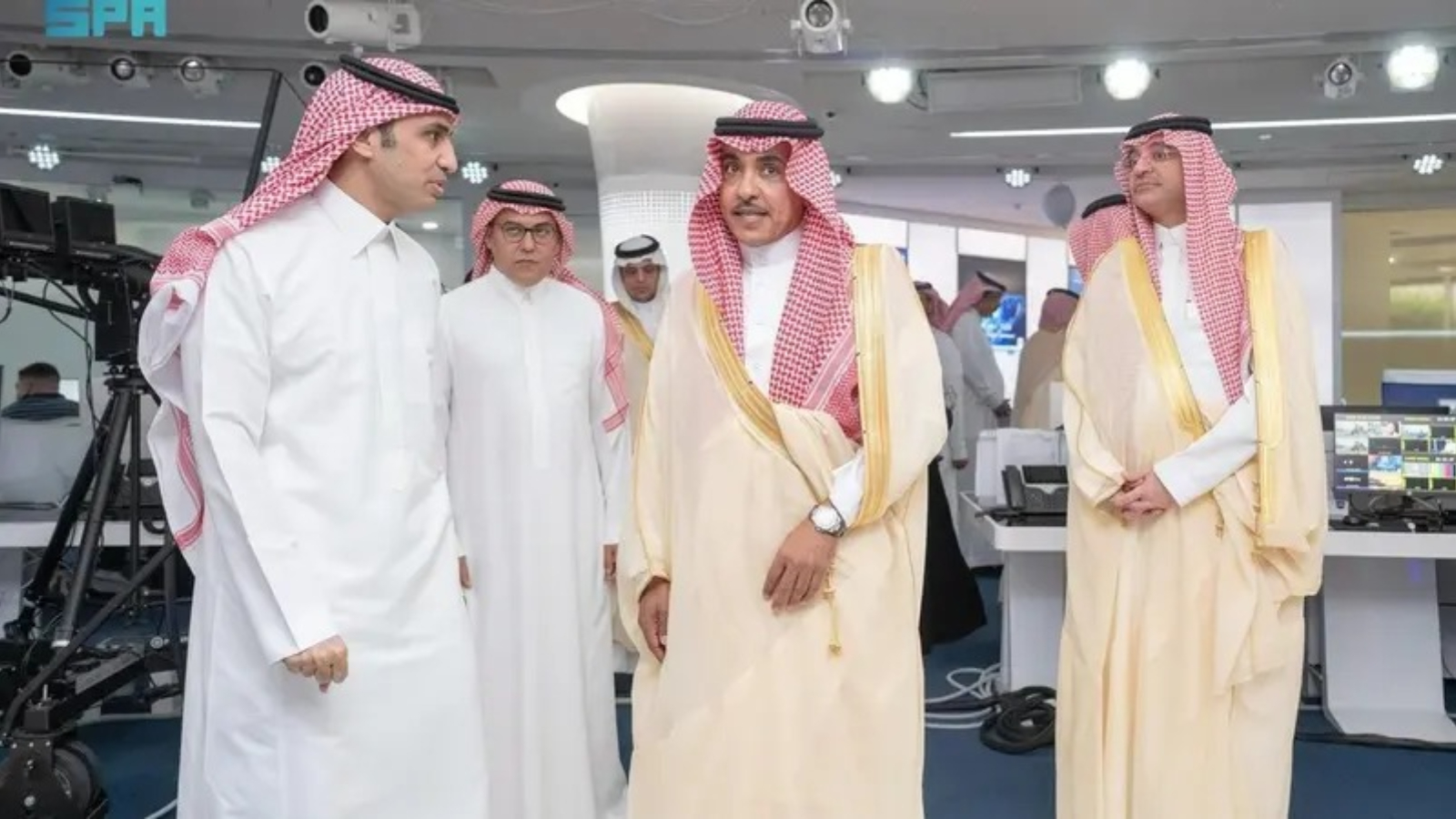 وزير الإعلام السعودي يزور "العربية" بعد اكتمال نقل عملياتها إلى الرياض