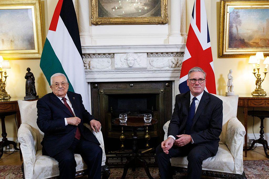 محمود عباس، رئيس السلطة الفلسطينية، وكير ستارمر، رئيس الوزراء البريطاني خلال اجتماع في لندن. 8 سبتمبر/أيلول 2025.