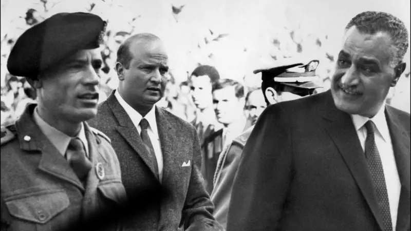 جمال عبد الناصر برفقة العقيد معمر القذافي خلال زيارة سابقة للقاهرة