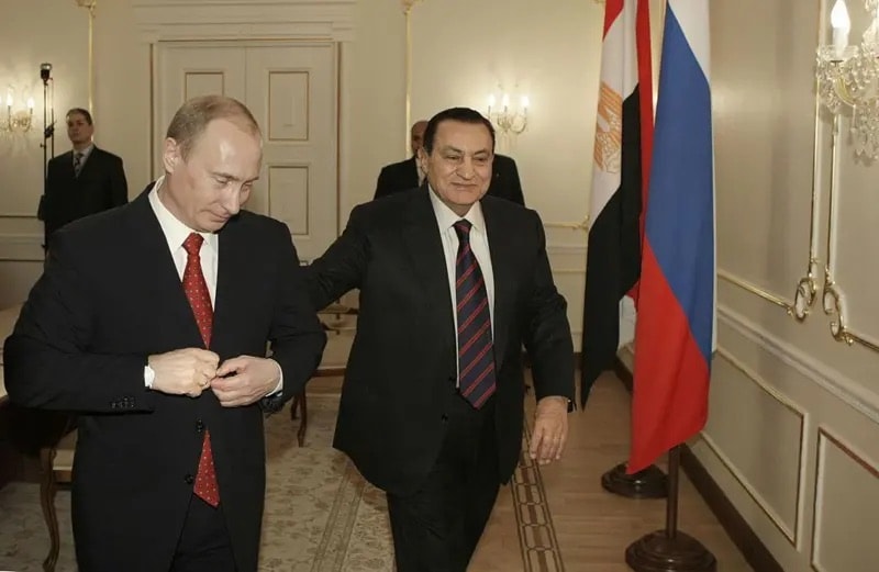 الرئيس الروسي فلاديمير بوتين والرئيس المصري حسني مبارك يغادران مؤتمرهما الصحفي بعد محادثات في مقر إقامتهما في نوفو- أوغاريفو خارج موسكو في 25 مارس/آذار 2008. -