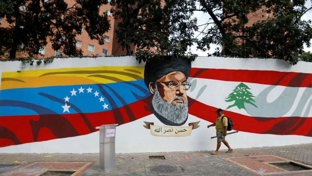 جدارية في كاراكاس تكشف الوجه العقائدي لتحالف مادورو مع حزب الله، وتثبت أن النفوذ الإيراني تجاوز صفقات الظل إلى شوارع العاصمة