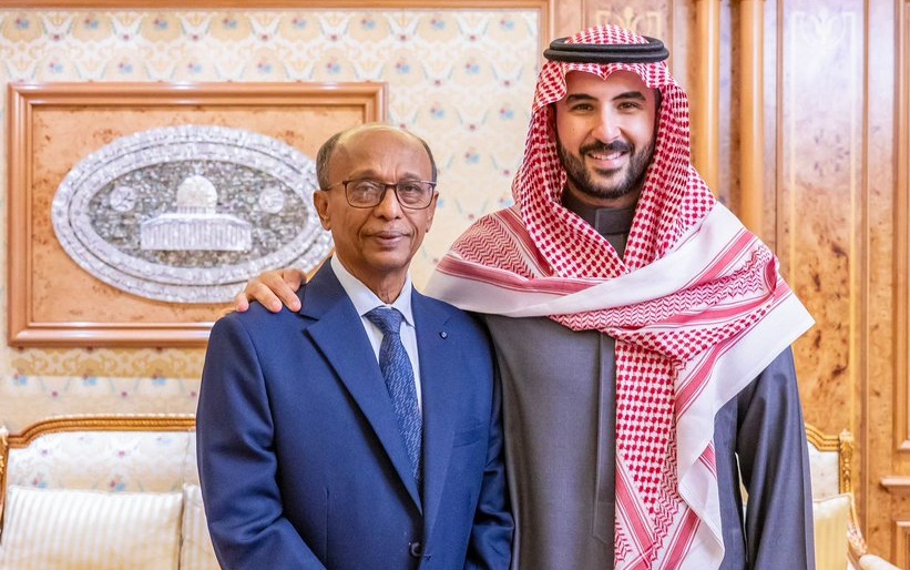 وزير الدفاع السعودي الأمير خالد بن سلمان&nbsp;مستقبلاً مدير ميناء المكلا المهندس سالم باسمير
