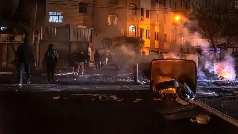 إيرانيون يتجمعون أثناء إغلاقهم أحد الشوارع خلال احتجاجات في العاصمة الإيرانية طهران، في 9 يناير/كانون الثاني 2026، قبل أن تسيطر عليها الحكومة