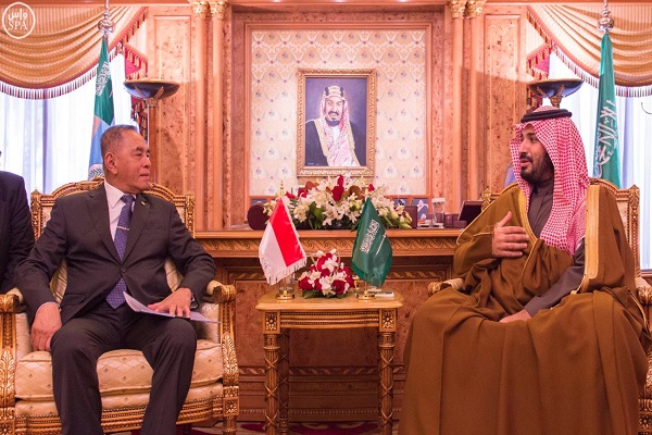 الأمير محمد بن سلمان خلال اجتماعه بوزير دفاع إندونسيا