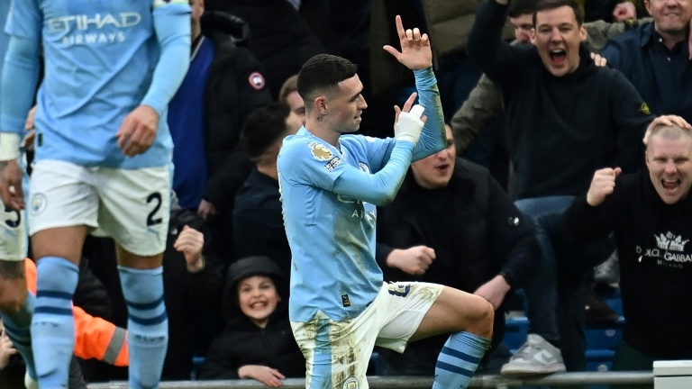 نجم مانشستر سيتي فودين يحتفل بهدفه في مرمى مانشستر يونايتد في الديربي الإنكليزي