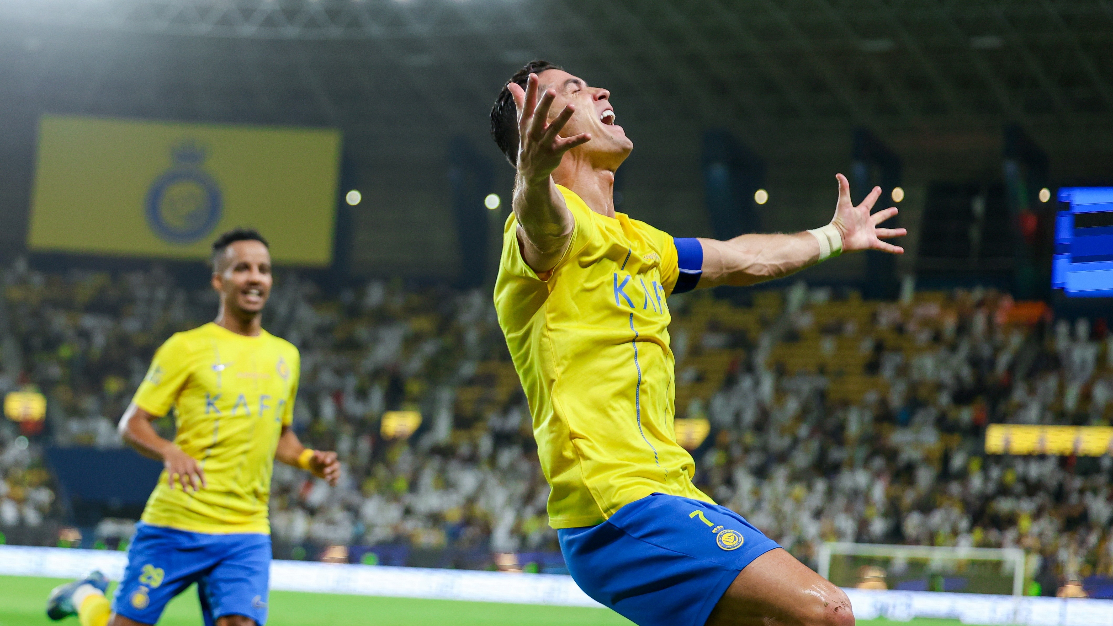 احتفال جنوني لرونالدو بتحقيق الرقم القياسي التهديفي في الدوري السعودي