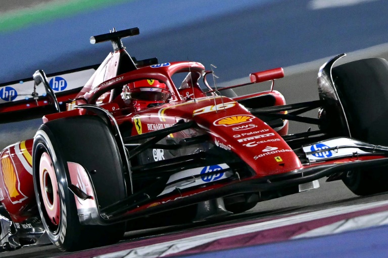 سائق فيراري شارل لوكلير من موناكو في لقطة له خلال التجارب الرسمية لجائزة قطر الكبرى الجولة الثالثة والعشرين قبل الاخيرة من بطولة العالم للفورمولا واحد. 29 تشرين الثاني/نوفمبر 2024