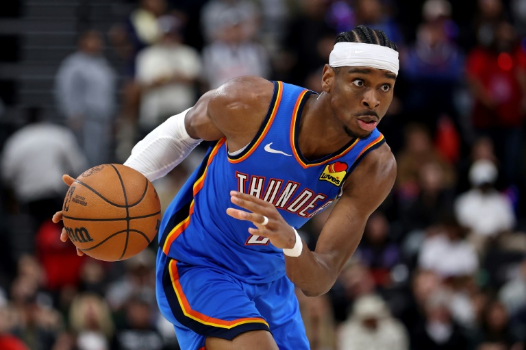 الكندي شاي غلجيوس-ألكسندر لاعب أوكلاهوما سيتي ثاندر بمواجهة لوس أنجليس كليبرز في دوري كرة السلة الاميركي للمحترفين (أن بي ايه). الأحد 23 آذار/مارس 2025