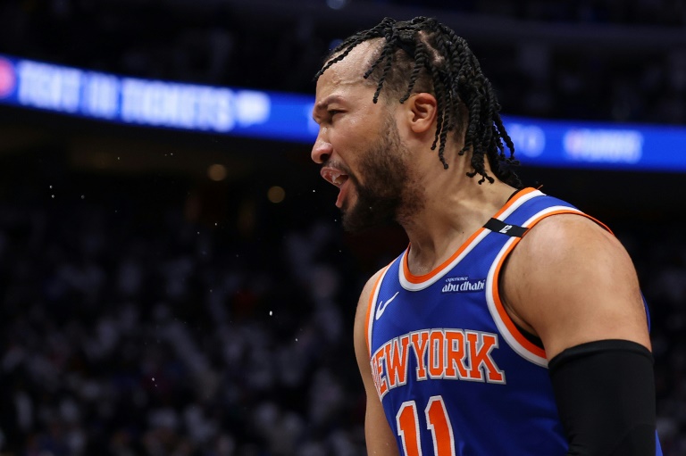 سجل جايلن برونسون نجم نيويورك نيكس 39 نقطة وقاد فريقه للفوز على بوسطن سلتيكس حامل اللقب 121-113 في ملعب "ماديسون سكوير سنتر" في نيويورك في 12 أيار/مايو 2025 