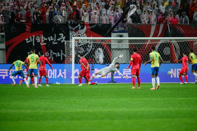 البرازيلي رودريغو (إلى اليسار) يسجل هدفا أمام كوريا الجنوبية في ملعب كأس العالم في سيول في 10 تشرين الأول/أكتوبر 2025