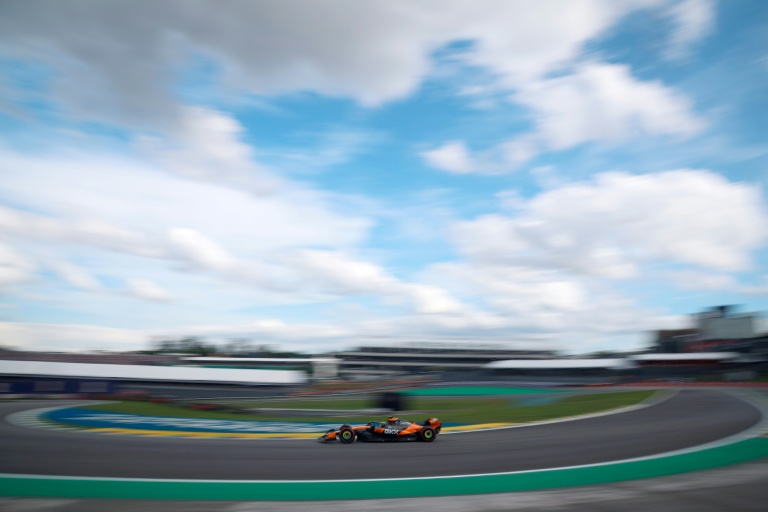 سائق ماكلارين البريطاني لاندو نوريس خلال التجارب الرسمية لسباق جائزة البرازيل الكبرى للفورمولا واحد على حلبة انترلاغوس في ساو باولو في الثامن من تشرين الثاني/نوفمبر 2025