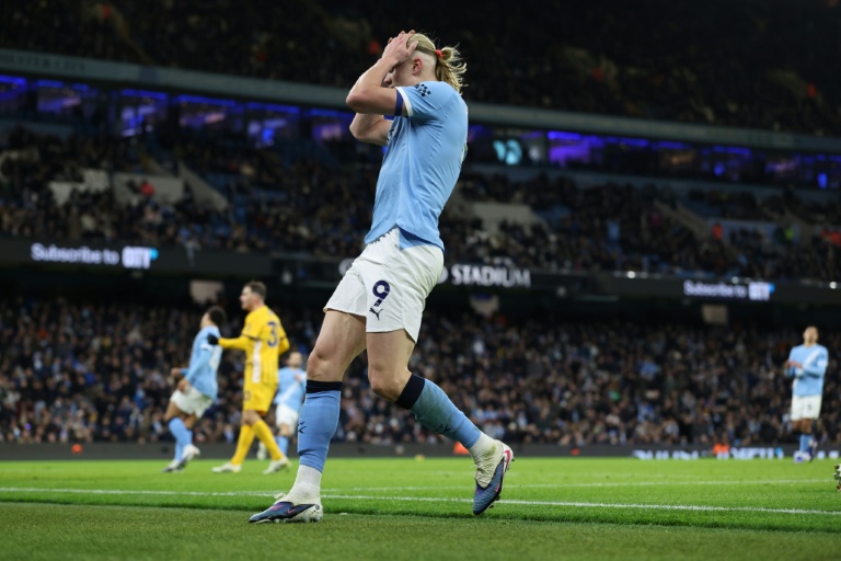 ردة فعل النرويجي ارلينغ هالاند لاعب مانشستر سيتي بعد إهداره إحدى الفرص امام برايتون في الدوري الانكليزي لكرة القدم الاربعاء في 7 كانون الثاني/يناير 2026