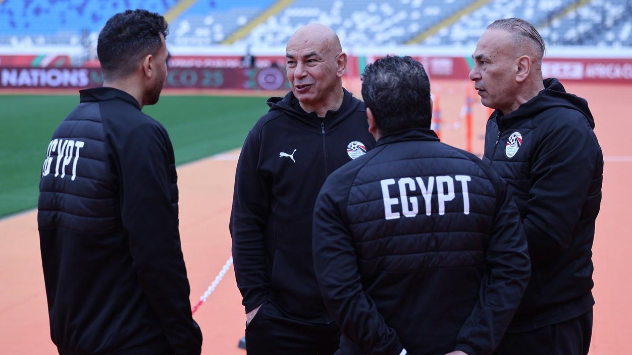 حسام حسن "مبتسماً" وإلى يساره ابراهيم حسن