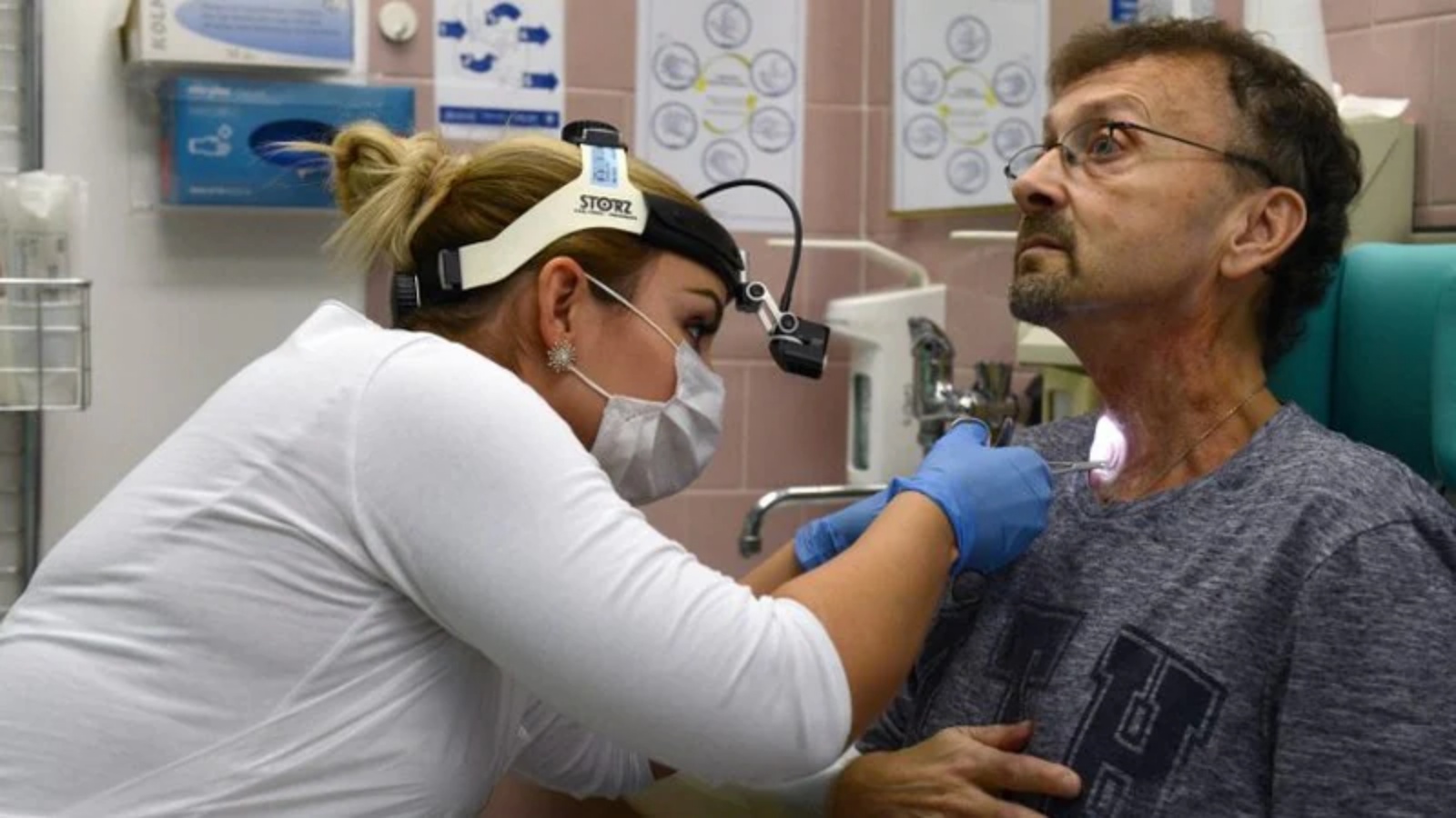 طبيبة تفحص حنجرة مريض (توضيحية)