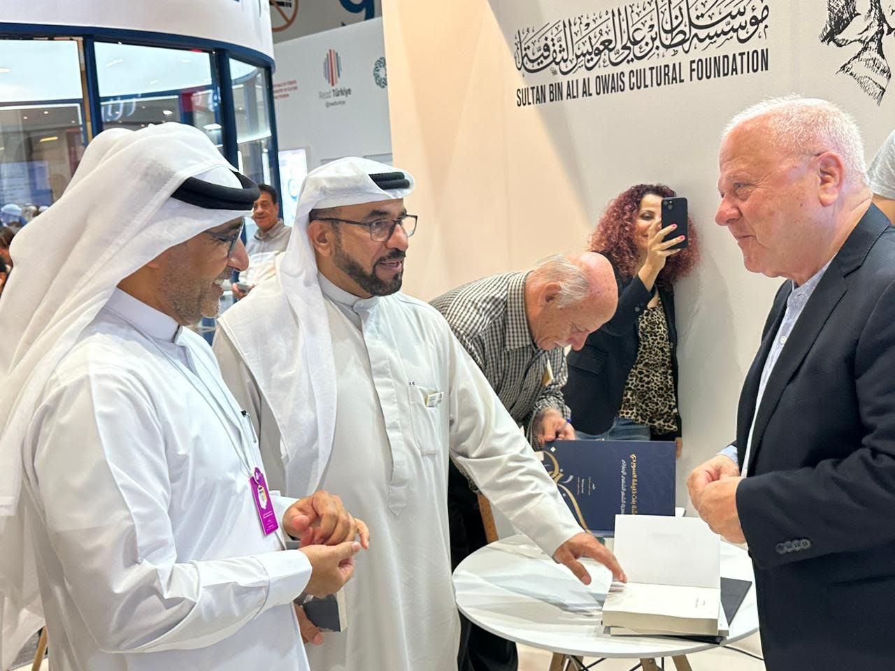 نبيل سليمان يوقع روايته (جداريات الشام "نمنوما" )في جناح مؤسسة سلطان بن علي العويس الثقافية وذلك على هامش مشاركتها في فعاليات معرض أبوظبي الدولي للكتاب