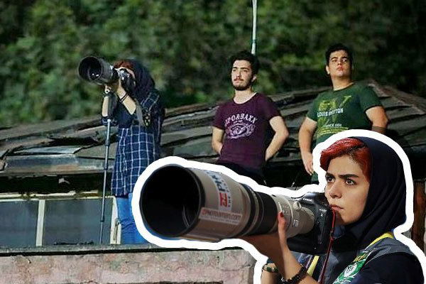 لجأت المصورة باريسا بورثريان إلى سطح أحد المنازل القريبة من ملعب فاتاني لتغطية مجريات مباراة بالدوري الإيراني